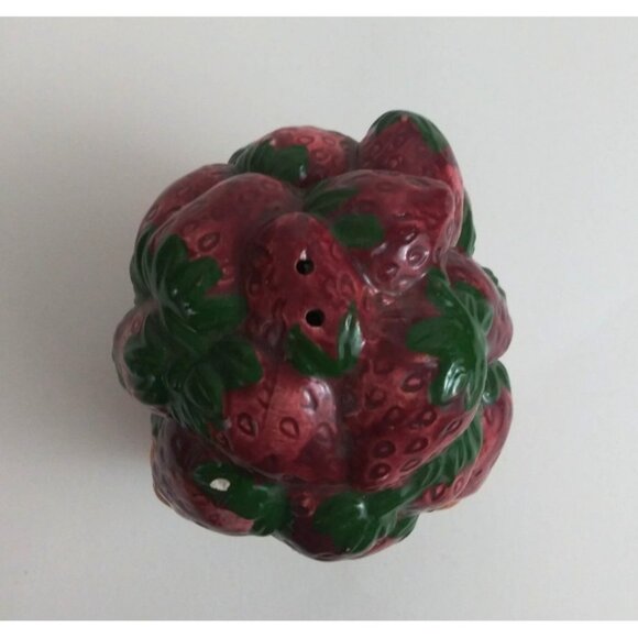 Vintage Basket Of Strawberries Salt & Pepper Shakers - Picture 5 of 11